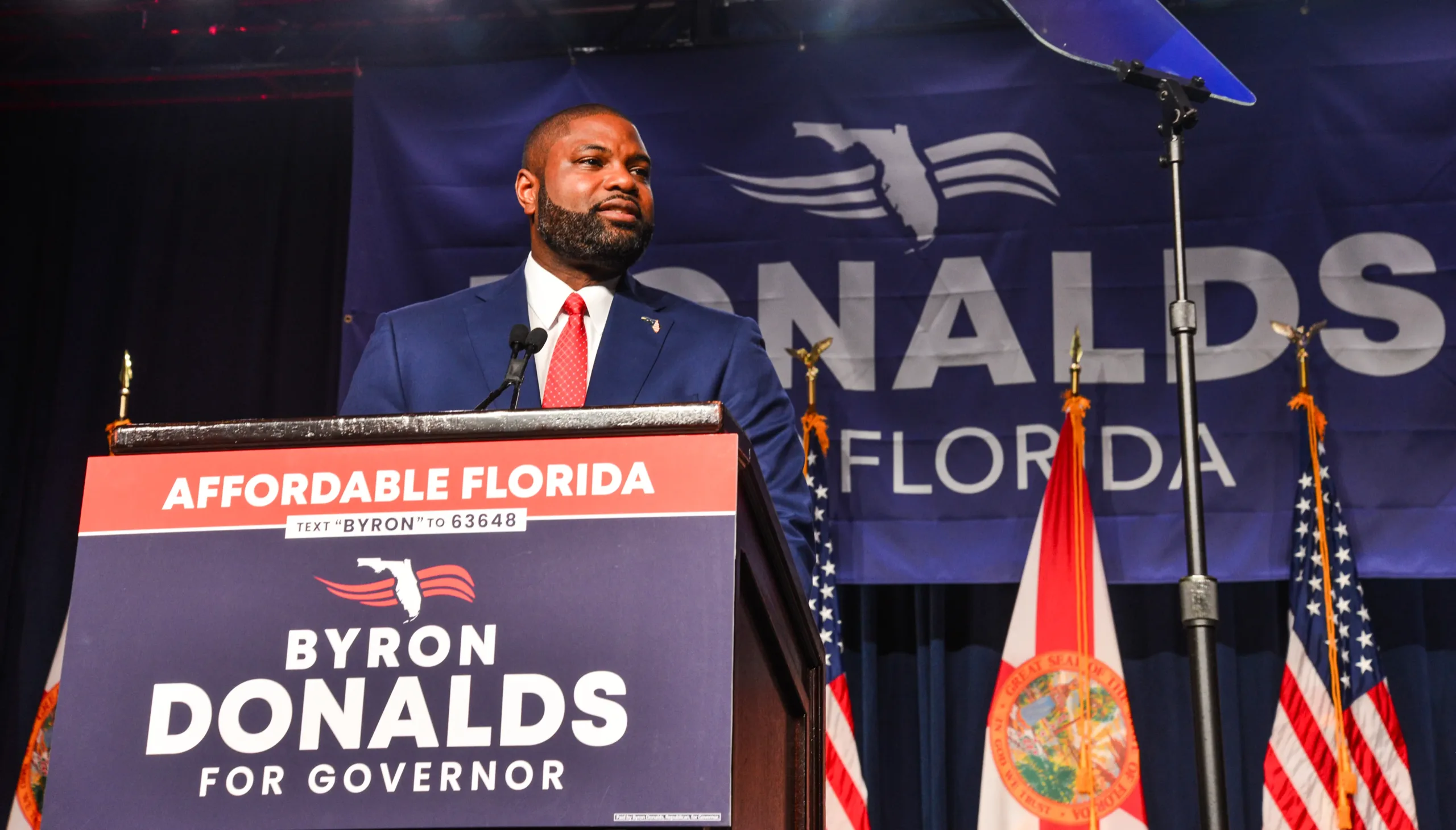 Byron Donalds hablando en un podio de Affordable Florida